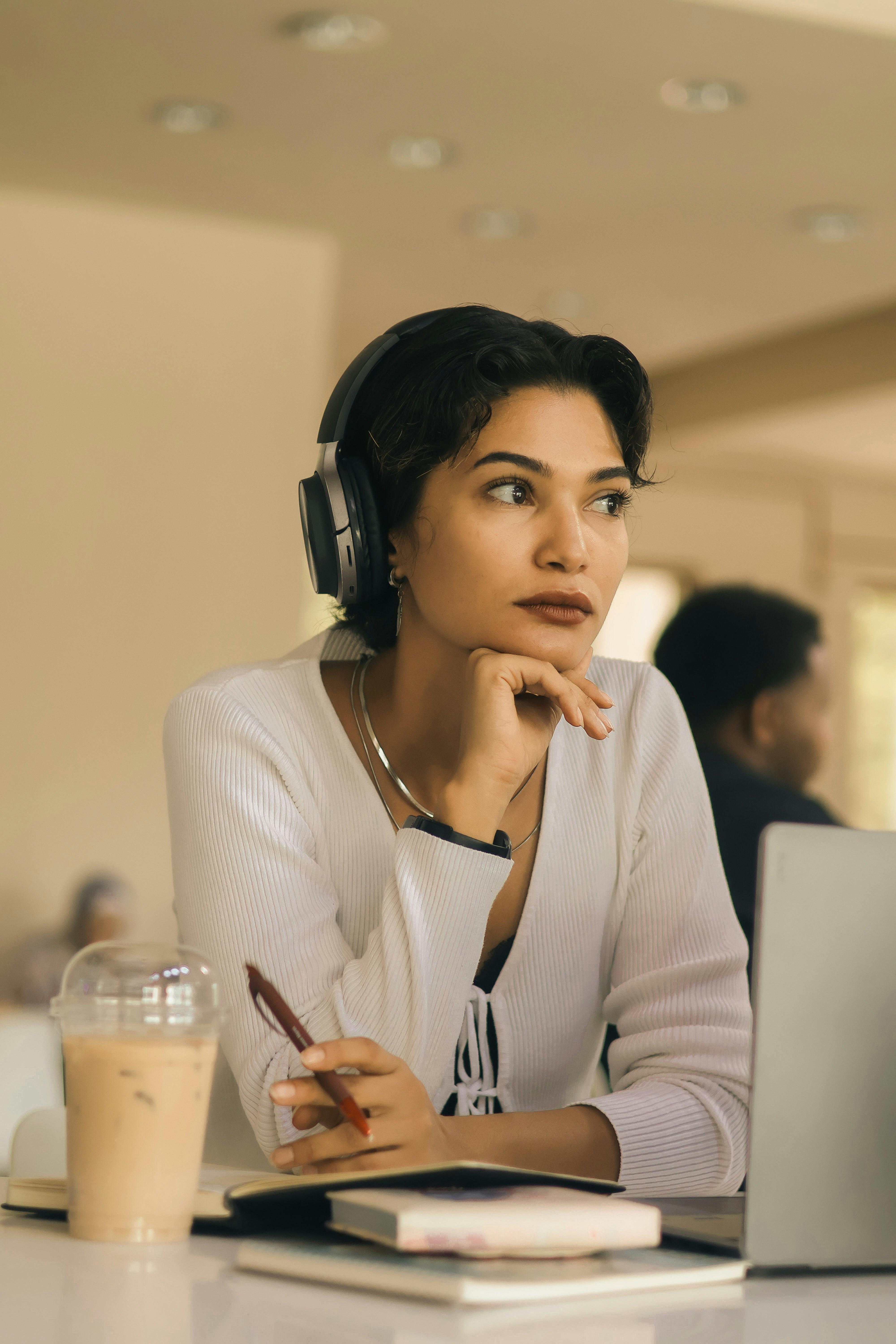 Preparación exitosa para el DELE B2: Consejos y ejercicios prácticos 3 Estrategias para mejorar la comprensión auditiva