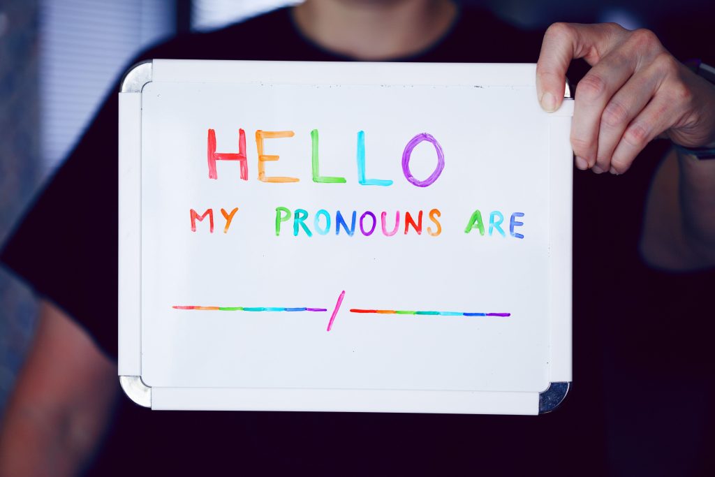 Guía completa: uso de pronombres lo, la, le en español